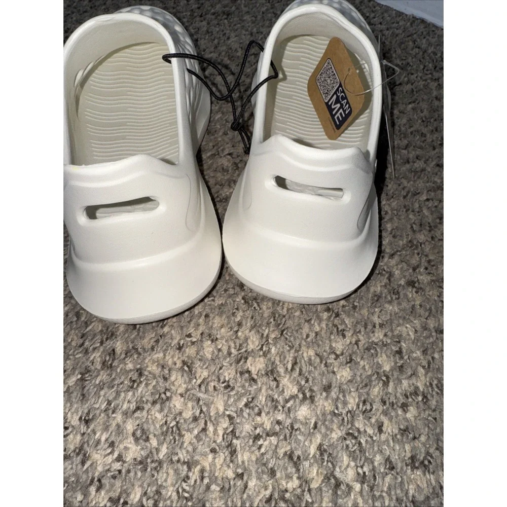 Women's White Rugged Shark Shoes size 5 New